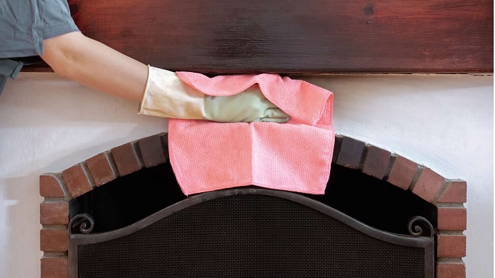 نکاتی که باید برای پاک کردن دوده‌های چسبیده به اطراف شومینه بدانید