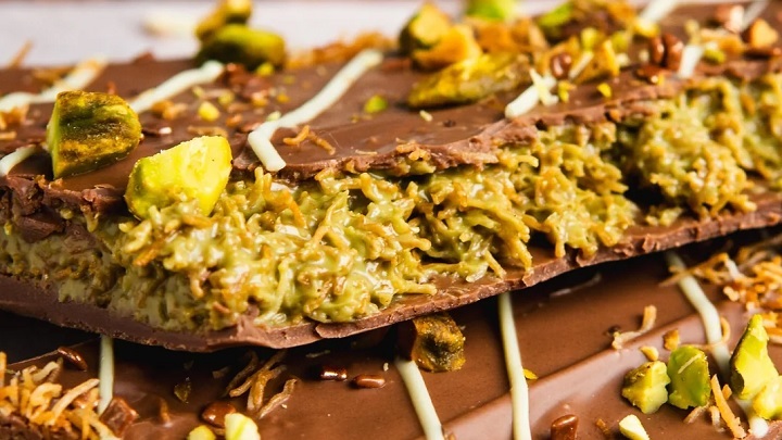 مراحل تهیه شکلات پسته خانگی مراحل تهیه شکلات پسته خانگی