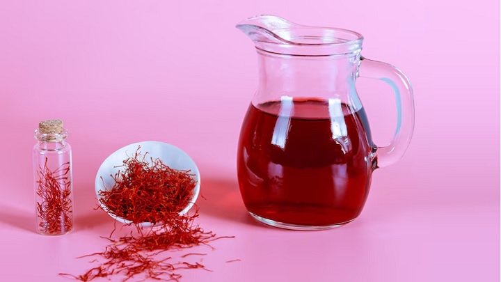 با ترفندهای گرفتن رنگ بیشتر زعفران و غلیظ شدن آن آشنا شوید با ترفندهای گرفتن رنگ بیشتر زعفران و غلیظ شدن آن آشنا شوید