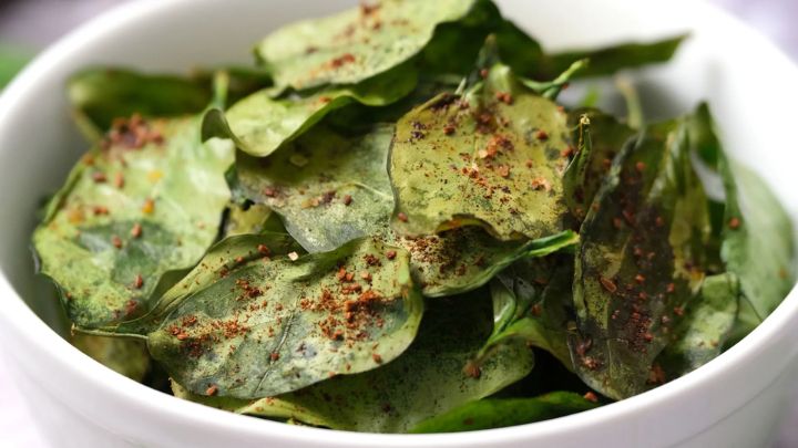 مراحل تهیه چیپس اسفناج پخته ایتالیایی