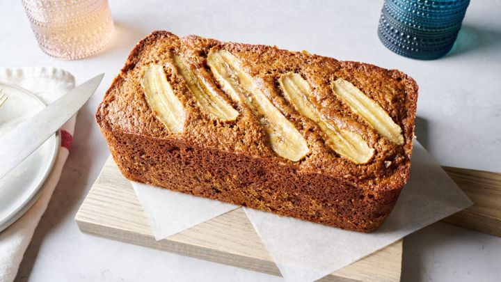 مراحل تهیه کیک موز و خرمالو مراحل تهیه کیک موز و خرمالو