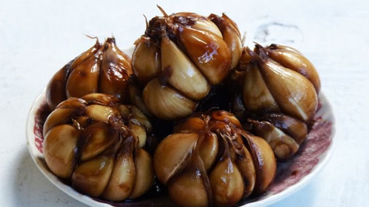 مراحل تهیه سیر ترشی با شیره انگور مراحل تهیه سیر ترشی با شیره انگور