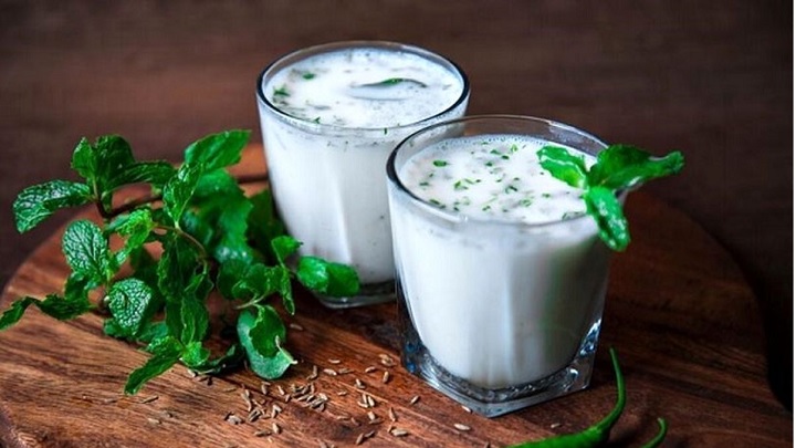 طرز تهیه دوغ ترش و گازدار با خمیر نان و شیر