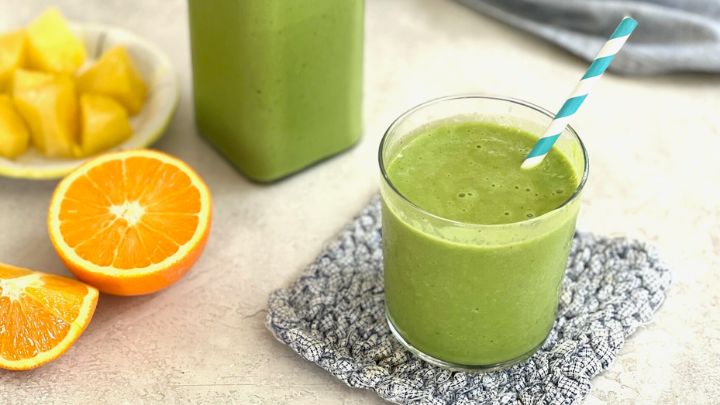 مواد لازم جهت تهیه اسموتی پرتقال و اسفناج مواد لازم جهت تهیه اسموتی پرتقال و اسفناج