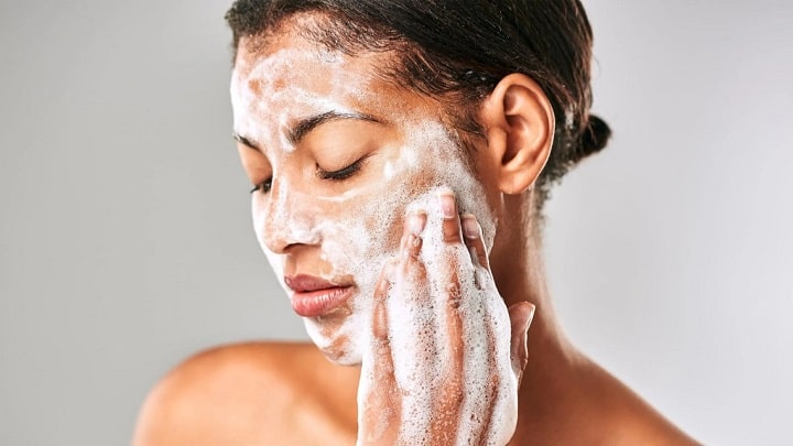تمیز کردن کامل پوست قبل از آرایش برای گرفتن چربی کرم پودر