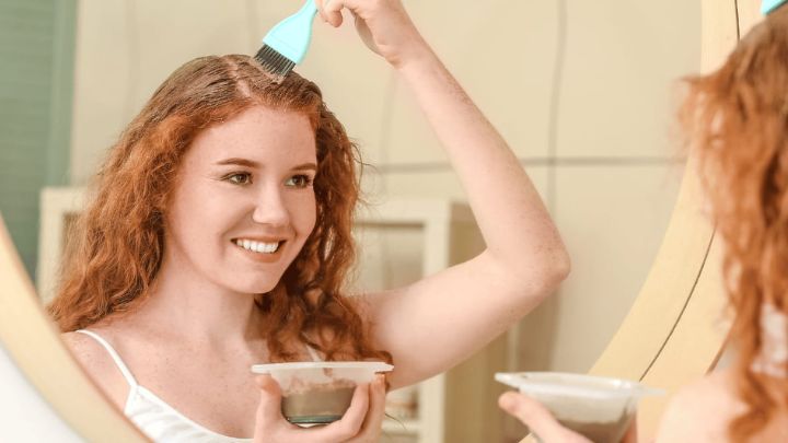 آسان‌ترین روش برای رنگ كردن مو با قهوه و ماست در خانه