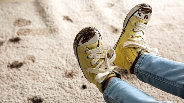 نکاتی که باید در مورد پاک کردن لکه قهوه از روی کفش با هر جنسی بدانید