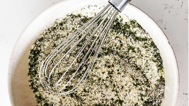 نکات و فوت و فن‌های تهیه ادویه پیاز جعفری