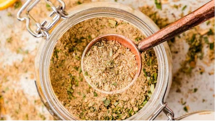 مراحل تهیه ادویه پیاز جعفری به روش خانگی