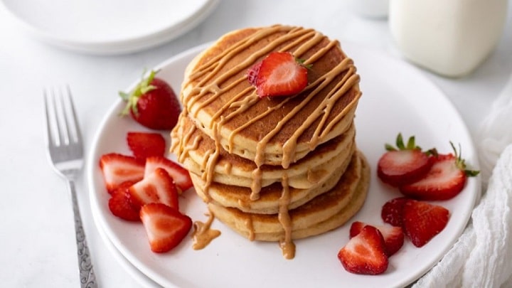 مراحل تهیه پنکیک کره بادام زمینی مراحل تهیه پنکیک کره بادام زمینی