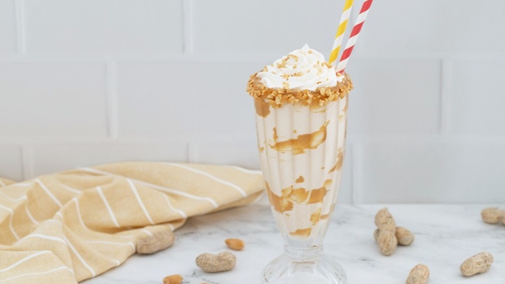 مراحل تهیه میلک شیک بادام زمینی