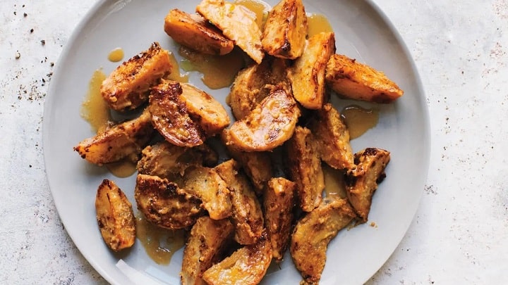 مراحل پخت شلغم سرخ شده با کره مراحل پخت شلغم سرخ شده با کره