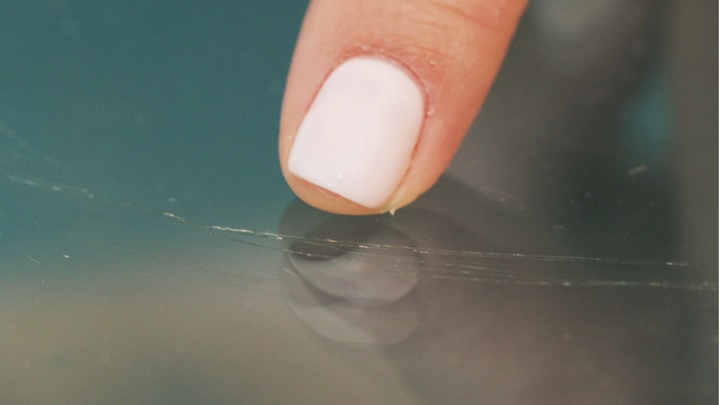 چگونه خط و خش میز شیشه‌ای را از بین ببریم؟