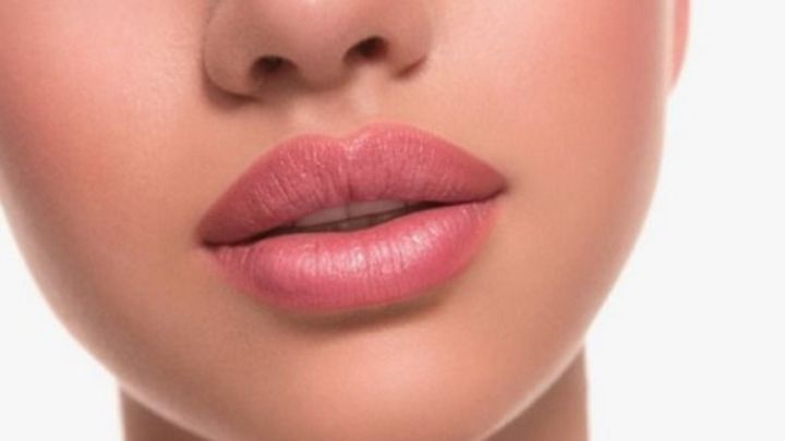 با این ترفندها، ماندگاری ژل براق کننده لب خود را افزایش دهید با این ترفندها، ماندگاری ژل براق کننده لب خود را افزایش دهید