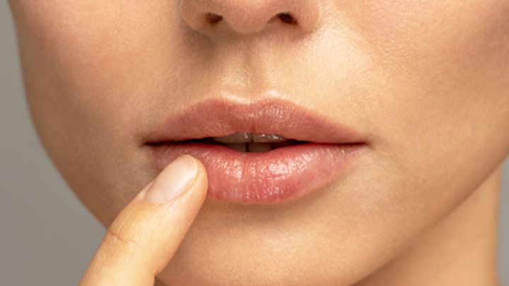 با ترفندهای مهم برای ماندگاری بیشتر ژل براق کننده لب آشنا شوید با ترفندهای مهم برای ماندگاری بیشتر ژل براق کننده لب آشنا شوید