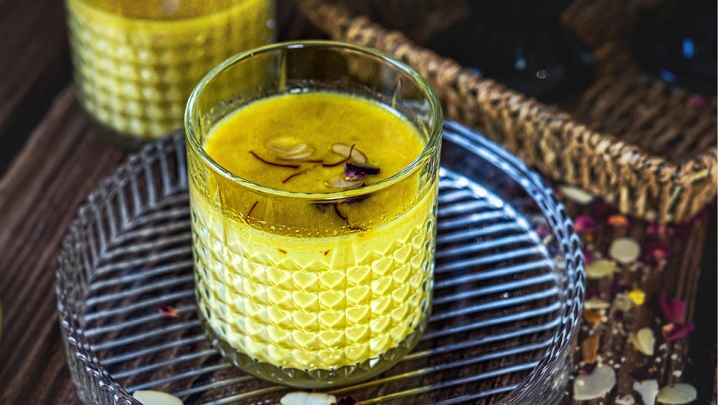 نوشیدنی گرم زعفرانی نوشیدنی گرم زعفرانی