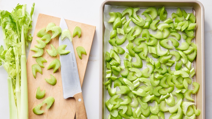 چگونه کرفس را برای مدت طولانی فریز کنیم؟ چگونه کرفس را برای مدت طولانی فریز کنیم؟