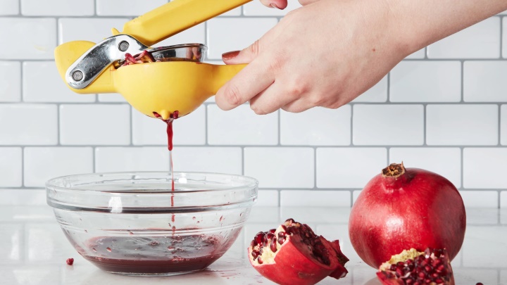 با بهترین روش آب گیری انار آشنا شوید با بهترین روش آب گیری انار آشنا شوید