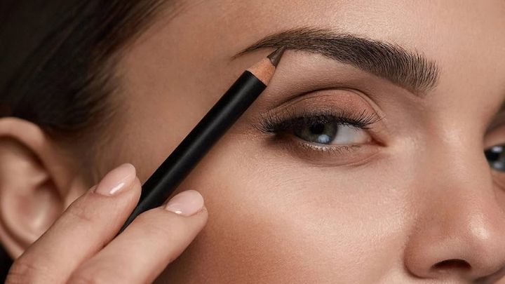چگونه با کمک مداد ابروهایمان را متقارن و اصلاح کنیم؟