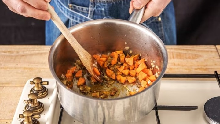 مراحل تهیه اسفناج پلو با هویج