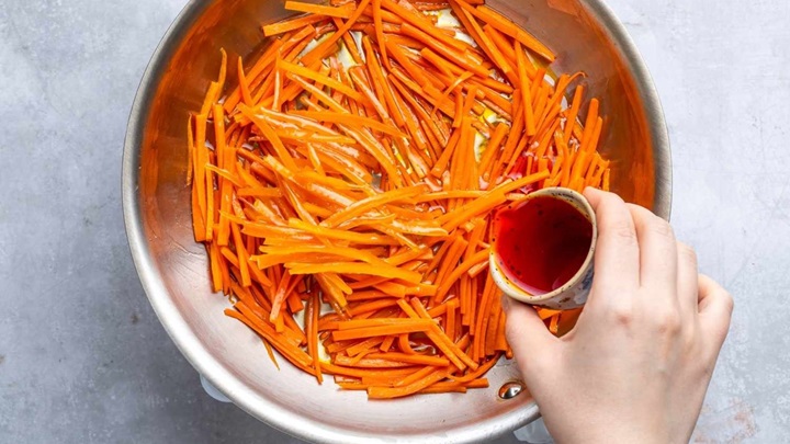 مراحل سرخ کردن هویج برای کنار پلو مراحل سرخ کردن هویج برای کنار پلو