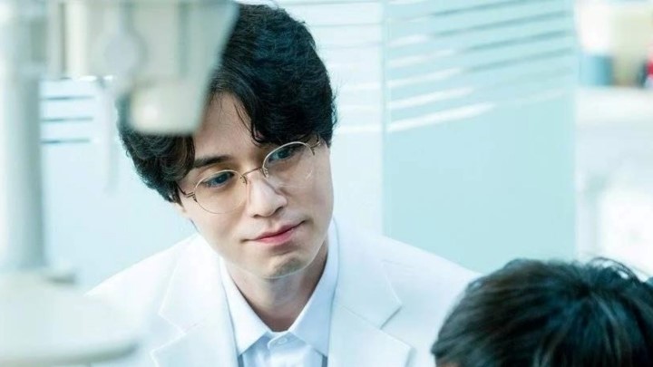 غریبه‌هایی از جهنم (Strangers from Hell) یا جهنم یعنی دیگران (Hell Is Other People) از بهترین سریال‌های لی دونگ ووک