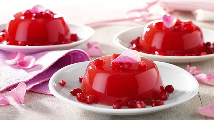 سرو کردن حلوا مسقطی زرشک سرو کردن حلوا مسقطی زرشک