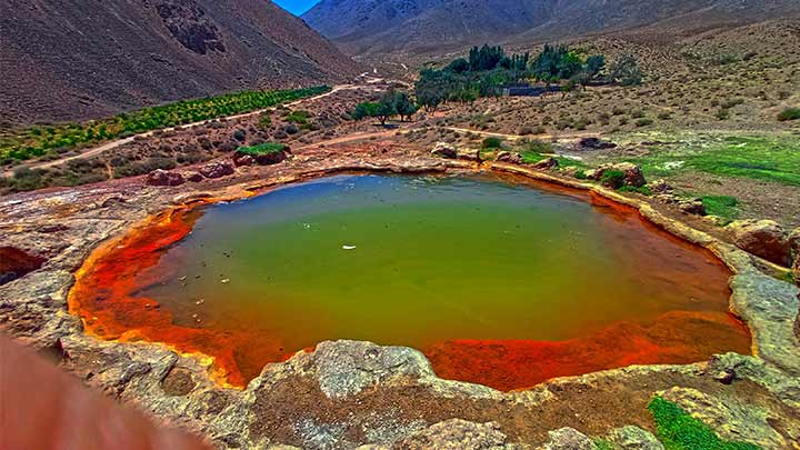 چشمه آب سرخ فریزهند نطنز چشمه آب سرخ فریزهند نطنز