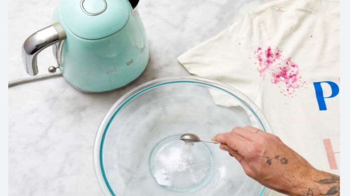 روش‌های از بین بردن لکه انار روی لباس