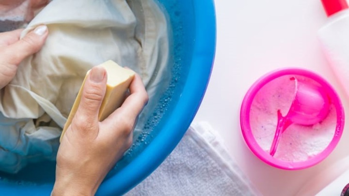 بهترین روش‌های پاک کردن لکه خرمالو روی لباس