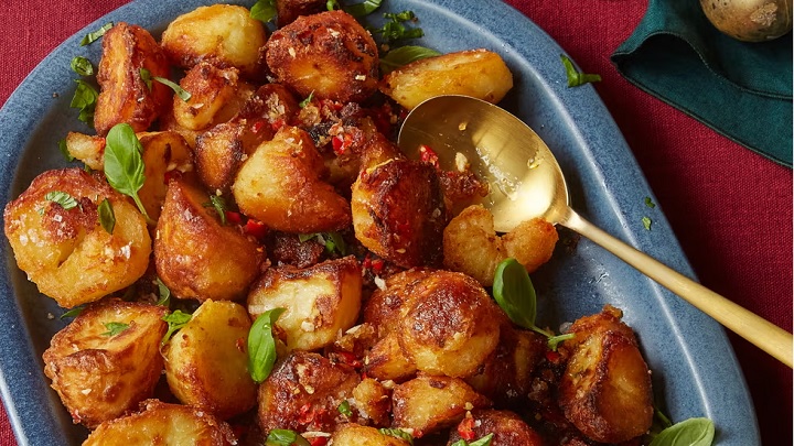 طرز تهیه سیب زمینی کبابی با فلفل، ریحان و سیر