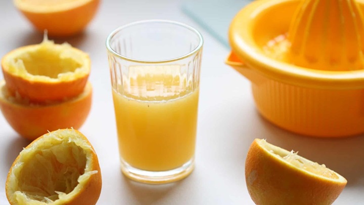 گرفتن آب پرتقال با آبمیوه‌گیری دستی