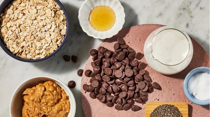 مواد لازم فنجان‌های انرژی کره بادام زمینی و جو دوسر