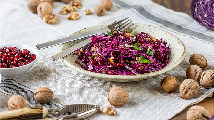 طرز تهیه سالاد انار و کلم قرمز