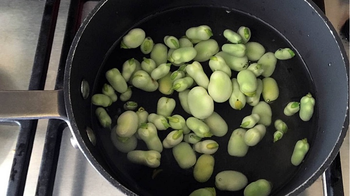 جوشاندن بیش از حد باقالی از دلایل سفت شدن باقالی بعد از پخت