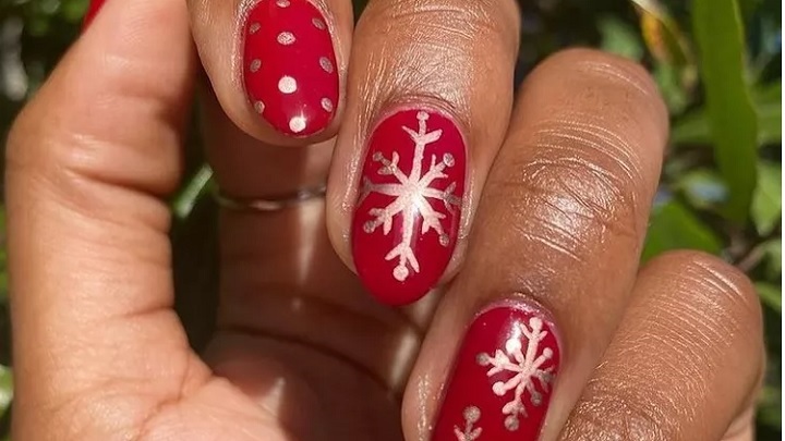 رنگ قرمز توت فرنگی با دانه‌های برف طلایی