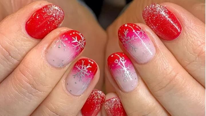 آمبره قرمز و سفید در کنار دانه‌های برف نقره‌ای
