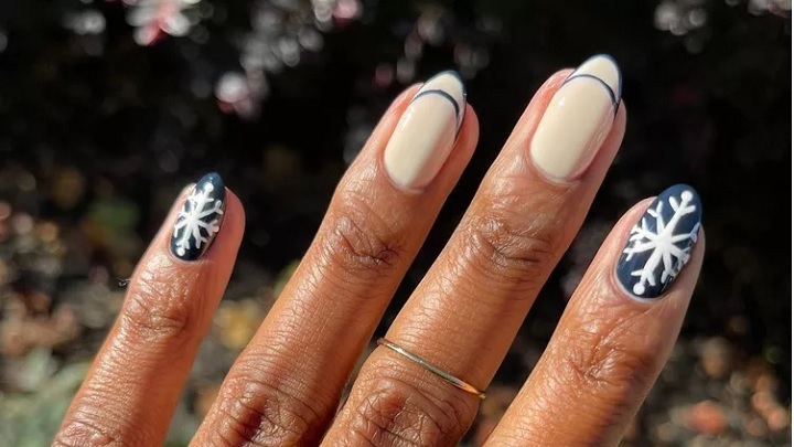 ترکیب آبی تیره و کرم برای طراحی ناخن