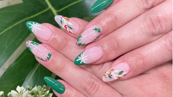 طرح کریسمسی سبز روی ناخن