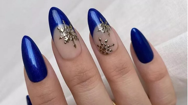 طرح آبی سلطنتی با دانه‌های برف نقره‌ای