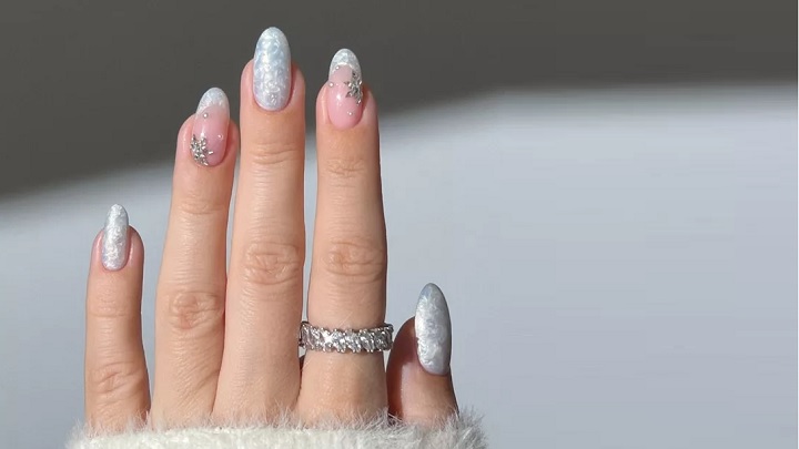 دانه‌های برف نگینی برای طراحی ناخن