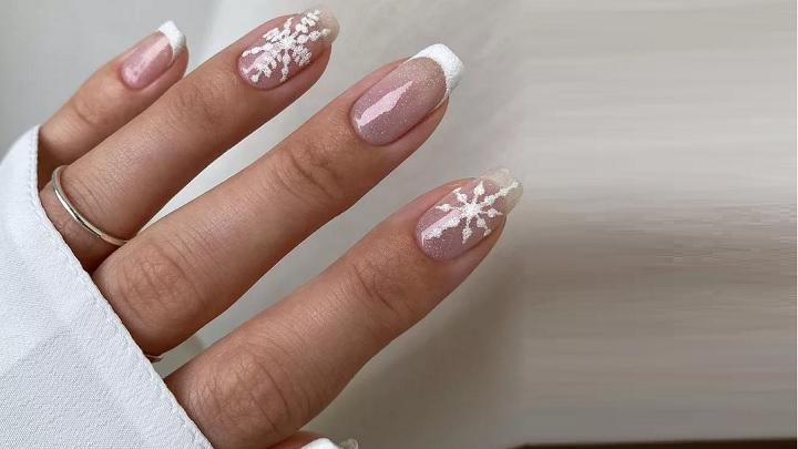 طرح دانه برف نقره‌ای برای ناخن