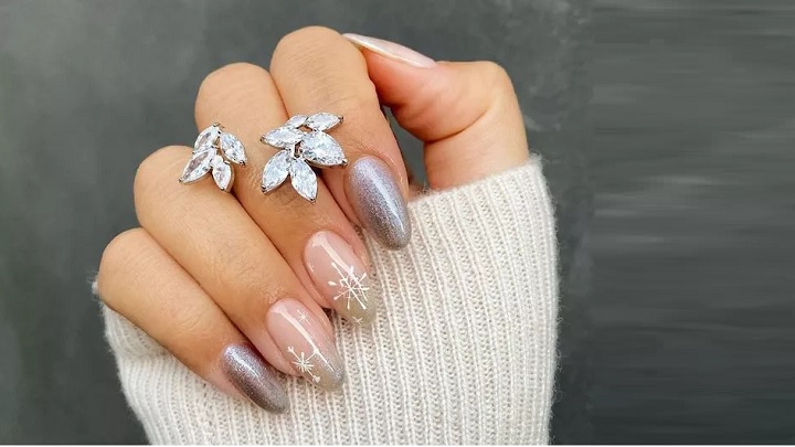ترکیب دانه برف با رنگ نقره‌ای برای طراحی ناخن