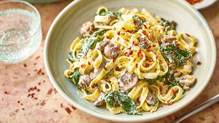 مراحل طرز تهیه پاستا اسفناج با قارچ مراحل طرز تهیه پاستا اسفناج با قارچ