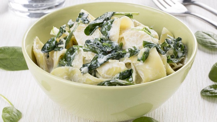 مراحل طرز تهیه پاستا اسفناج با پنیرخامهای مراحل طرز تهیه پاستا اسفناج با پنیرخامهای