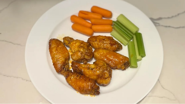 مراحل طرز تهیه بال مرغ سرخ شده در سرخ کردن بدون روغن مراحل طرز تهیه بال مرغ سرخ شده در سرخ کردن بدون روغن