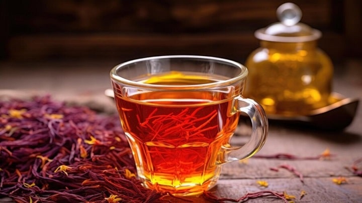 مراحل طرز تهیه دمنوش گلبرگ زعفران با دارچین و هل