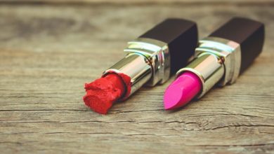 روش‌های تعمیر رژ لب شکسته + نکات طلایی