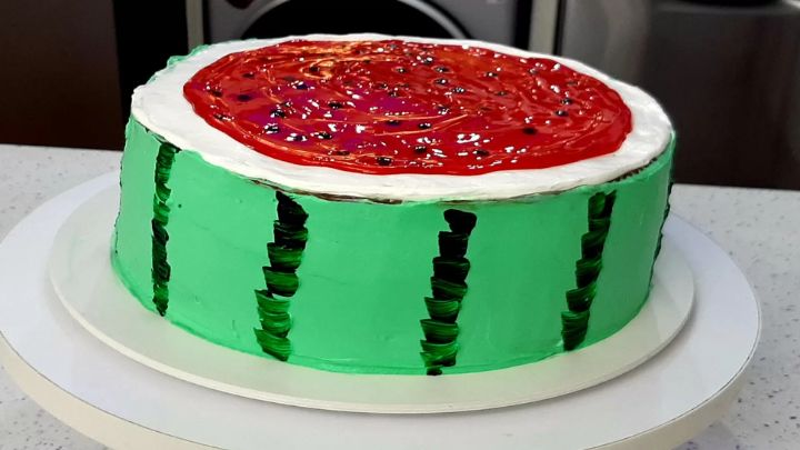 تزیین کیک یلدا با کمترین امکانات: ایده‌های ساده و به‌صرفه