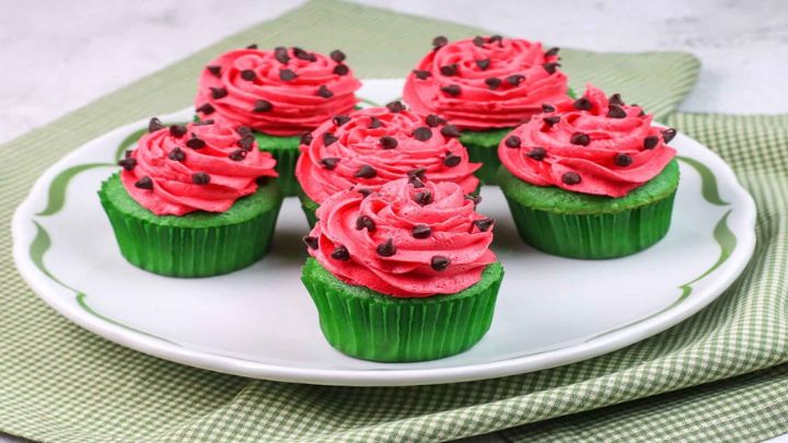 شب یلدا را با این کیکهای تزیینشده خاص، شیرینتر کنید. شب یلدا را با این کیکهای تزیینشده خاص، شیرینتر کنید.